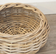 Load image into Gallery viewer, Small Round Wicker Basket